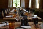 table de restaurant avec couverts et verres