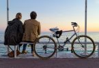velo posé avec deux personnes face à la mer