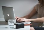 femme pianotant sur un laptop