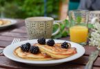 assiette de pancakes et jus d'orange