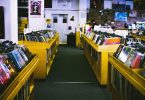 couloir et rangements de disques vinyles