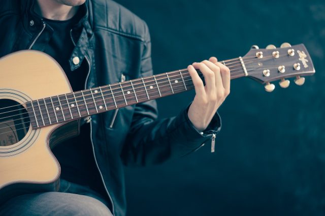 homme jouant de la guitare homme jouant de la guitare