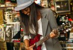 femme jouant de la guitare