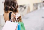 femme portant des sacs de course