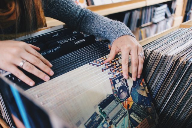 main de femme et vinyles main de femme et vinyles