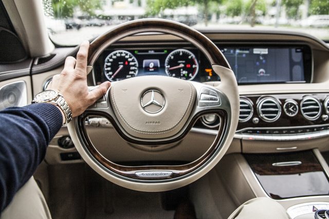 main au volant de voiture