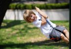 enfant blond sur balancoire