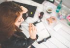 jeune fille avec crayon et agenda