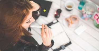 jeune fille avec crayon et agenda