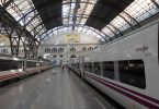 trains en attente dans une gare