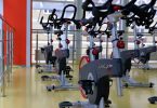 un gymnase avec des vélos d'exercice