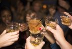 personnes en train de trinquer dans un bar