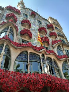 façade fleurie d'une maison de Gaudi Barcelone