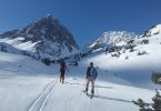deux personnes en ski face à la montage