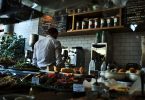 personnel dans une cuisine de restaurant