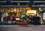 bar avec des gens en arrière-plan