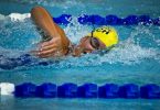 femme nageant dans une piscine intérieure