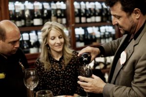 homme et femme buvant du vin dans un bar
