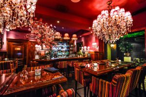 salle de restaurant avec tables et chaises