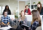 réunion de personnes dans une salle de travail