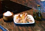 sel, un plat avec des champignons et de l'huile d'olive