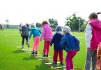 Une équipe d'enfants jouant sur l'herbe verte
