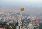 grande roue et manege avec vue sur la ville