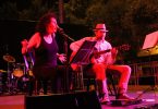 femme chantant et guitariste