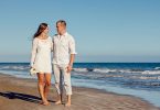 couple en blanc en bord de mer