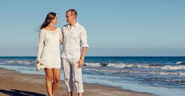 couple en blanc en bord de mer