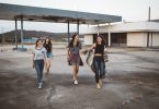 filles riant en plein air