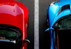 voiture rouge et voiture bleue le long d'une bande blanche