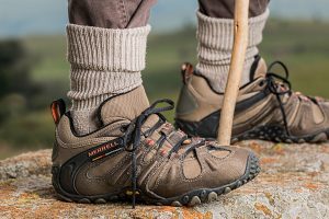 personne portant des chaussures de randonnée