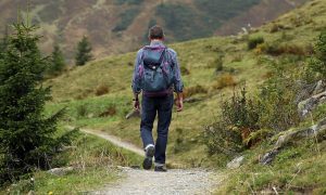 homme en randonnée dans la vallée