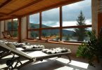 chaises longues avec vue sur les montagnes