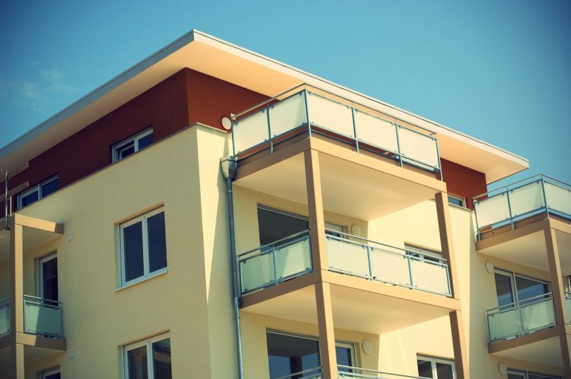 maison à étages avec balcon