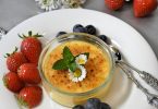 ramequin de creme catalane avec fraises et bleuets