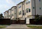 bloc de logements avec barriere