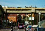 route avec voitures et bus sous un pont