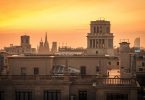 coucher de soleil sur la ville de barcelone