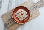 plat de ceviche sur une planche en bois