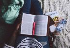 livre ouvert sur les jambes d'une femme dans un lit