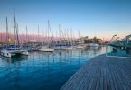vue sur le port avec eau et bateau