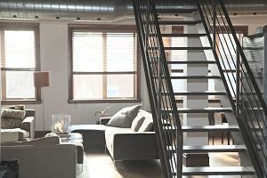 duplex avec escalier et canapé