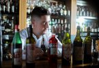 barman derrière un bar