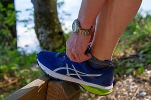 main faisant des lacets de chaussure