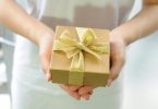 paire de mains tenant un paquet cadeau