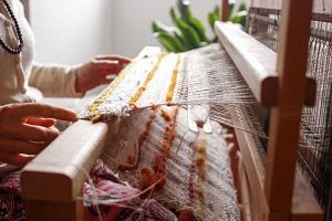femme faisant du tricot