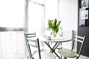 table et chaises dans un appartement en location