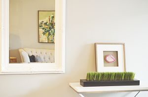 table et miroir dans un appartement en location